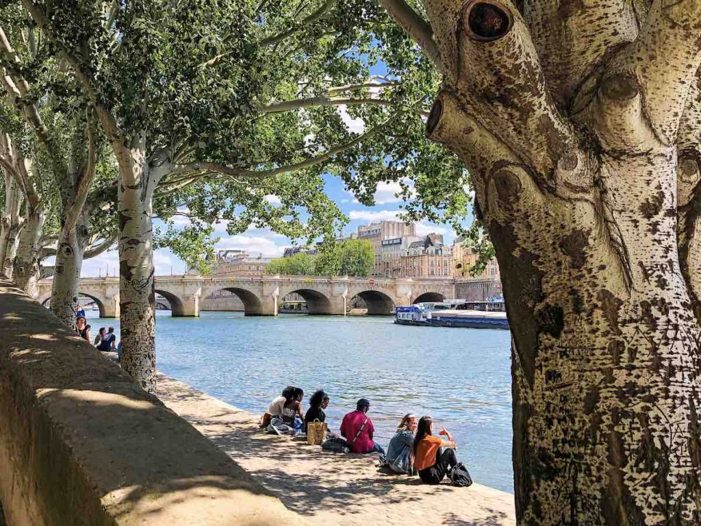 The Pont-Neuf is the oldest of all bridges in Paris